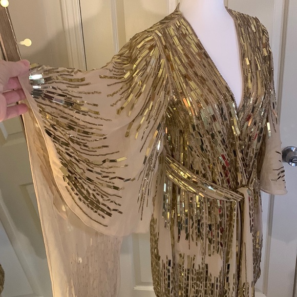 MAC DUGGAL
Cape Back Geometric Sequin Robe Mini Dress - Picture 7 of 17